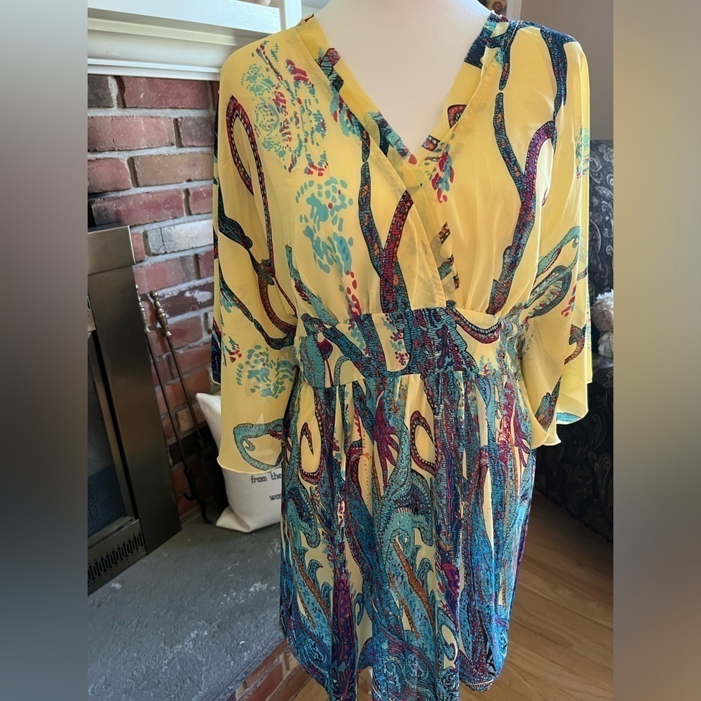 The Pyramid Collection woman’s vibrant cover up 💯 percent polyester. Size M.